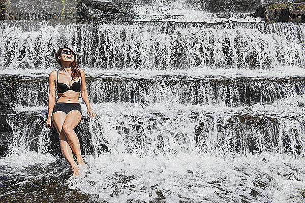 schöne Frau am Pongour-Wasserfall in der Nähe von Da Lat in Vietnam