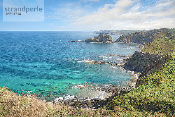 Felsenküste und Meer - schöne Aussicht auf die nordspanische Küste