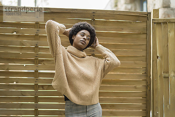 Afrikanische Frau mit Afro-Haar posiert für ein Foto