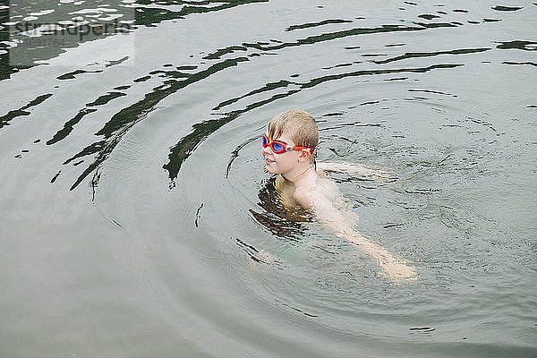 Kleiner Junge mit Taucherbrille im Wasser