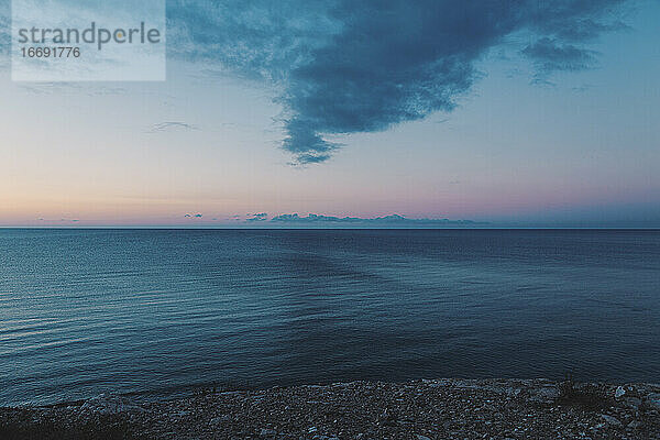 Meerblick  ruhiger Sonnenaufgang vor der Küste von Costa Calma Fuertev