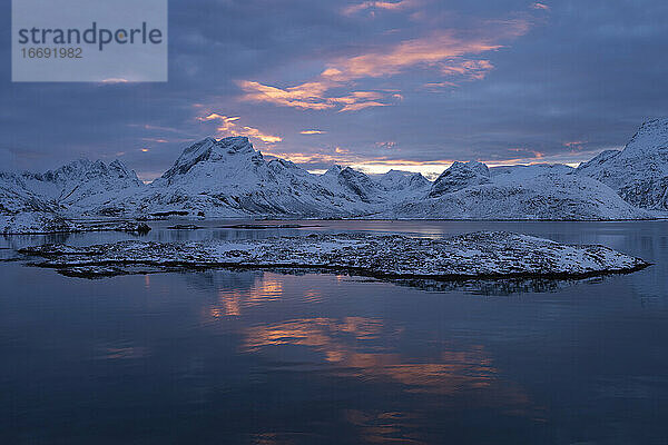 Winter Sonnenaufgang Berg Reflexion über Narvtind Berggipfel  Lofoten Inseln  Norwegen