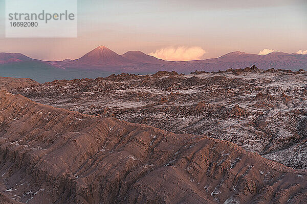 Wüstenkamm in der Atacama mit malerischen Vulkanen im Hintergrund