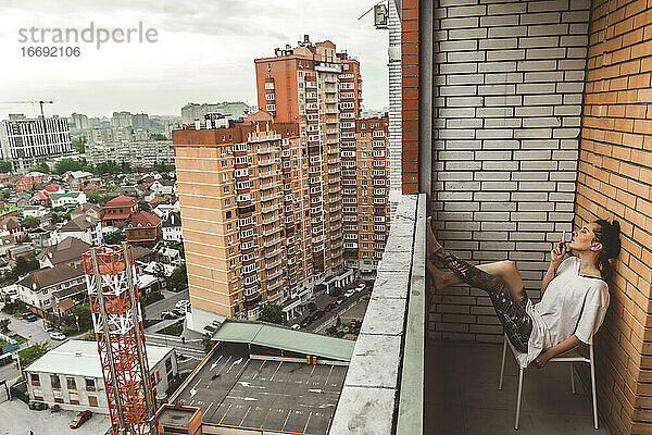 Eine Frau auf dem Balkon  nachdem Belgien eine Abriegelung verhängt hatte  um die Ausbreitung des Coronavirus einzudämmen