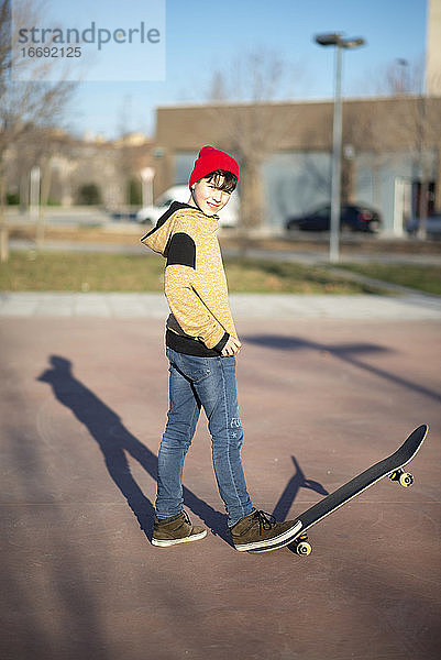 Männlicher Skateboarder fährt und übt Skateboard in der Stadt im Freien