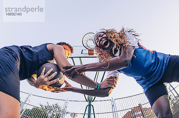 Lateinamerikanische und afrikanische Frauen spielen Basketball