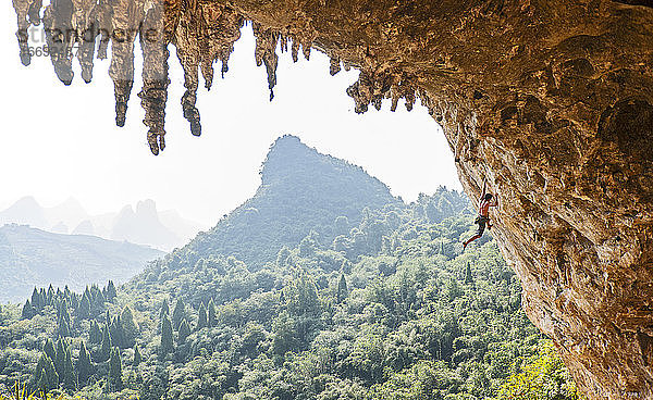 Mann beim Klettern in Odin's Den in Yangshuo  einem Klettermekka in China