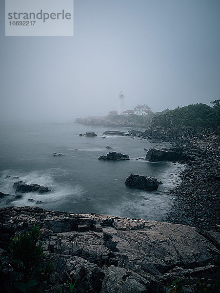 Nebliger Morgen vor der Küste von Maine mit dem Portland Head Light