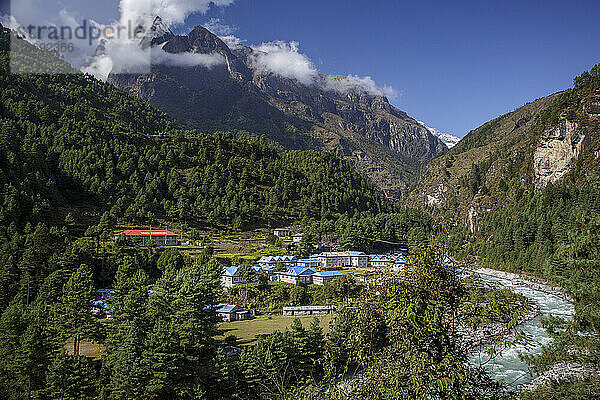 Ein Dorf im nepalesischen Khumbu-Tal in der Nähe des Weges zum Everest Base Camp