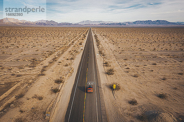 Ein Auto auf dem Highway 66 von oben  Kalifornien