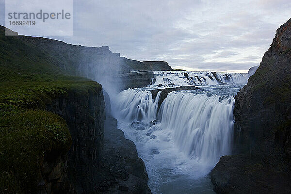 der berühmte Wasserfall Gullfoss auf dem Goldenen Kreis