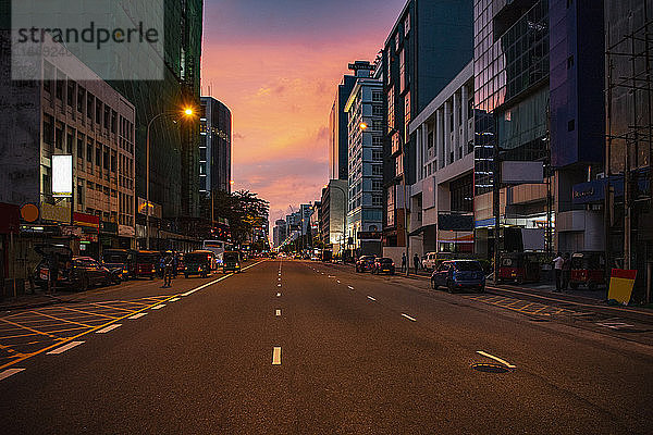 leere Straße in Colombo kurz nach Sonnenuntergang