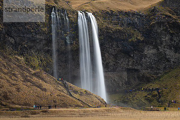 Touristen am Seljalandsfoss-Wasserfall  Südisland