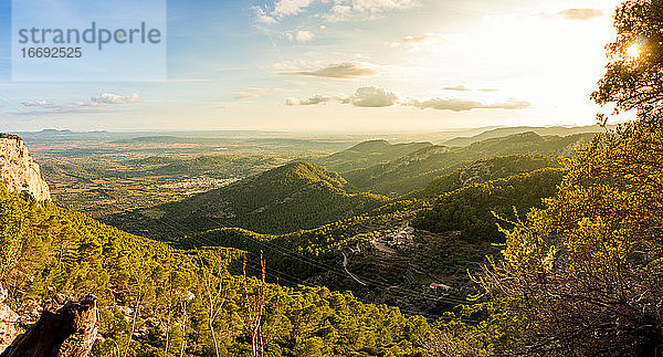 Panoramablick auf die Berge des Naturparks Tramuntana auf der Insel Mallorca