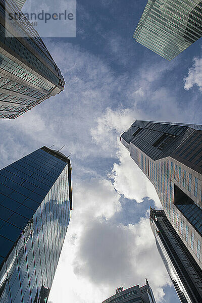 Blick auf die Wolkenkratzer im Singapurer Finanzdistrikt