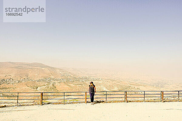 Eine Frau steht an einem Geländer in der Burg Kerak  Jordanien