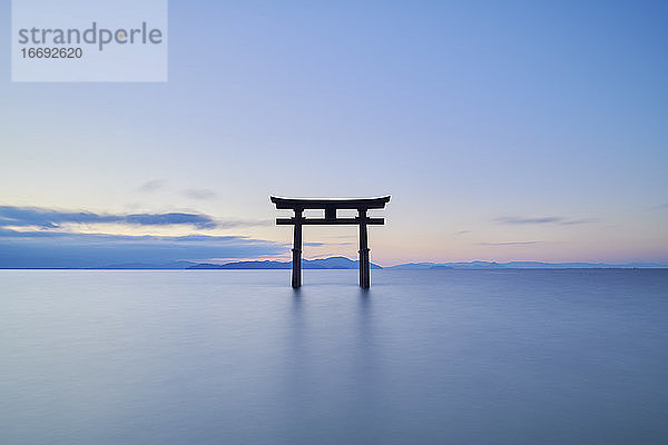 Langzeitbelichtung des Shirahige-Schreins Torii-Tor bei Sonnenaufgang  Biwa-See  Präfektur Shiga  Japan