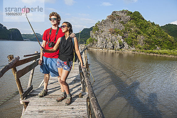 Junges Paar macht Selfie auf der Strandpromenade in der Halong-Bucht in Vietnam