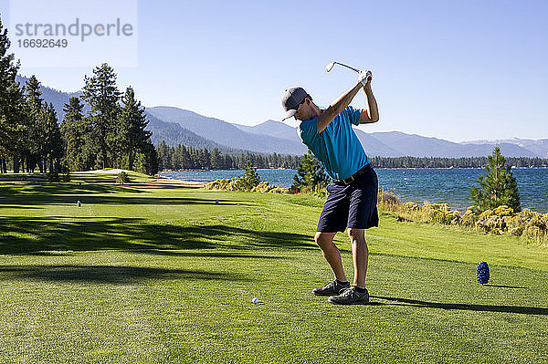 Ein Mann beim Abschlag in Edgewood Tahoe in Stateline  Nevada.