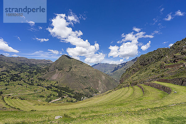 Terrassen von Pisac gegen den Himmel  Heiliges Tal  Cusco  Peru