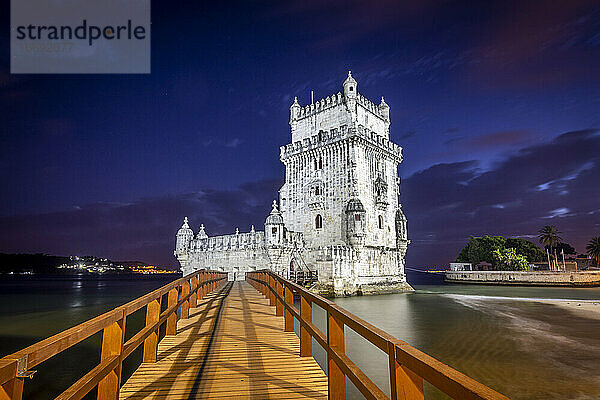 Schöner Blick auf das alte historische Gebäude des Belem-Turms in Lissabon