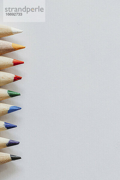 Regenbogen der Färbung Bleistiftspitzen auf einfachen weißen Hintergrund