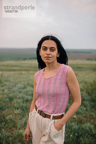 Porträt einer im Feld stehenden Frau