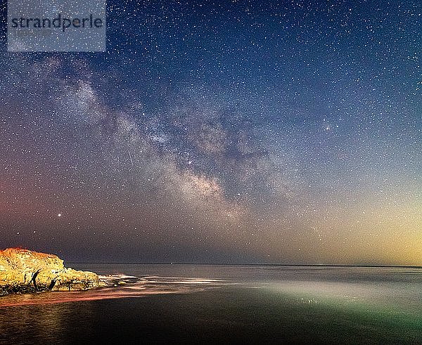 Die Milchstraße leuchtet am Nachthimmel über der Küste von Maine.