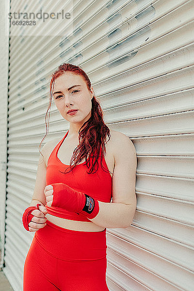 Porträt einer jungen Boxerin beim Training im Freien auf der Straße in Brooklyn.