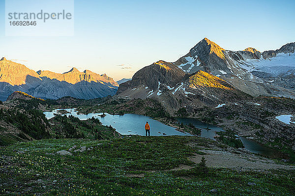 Sonnenaufgang von oberhalb der Limestone Lakes beobachten