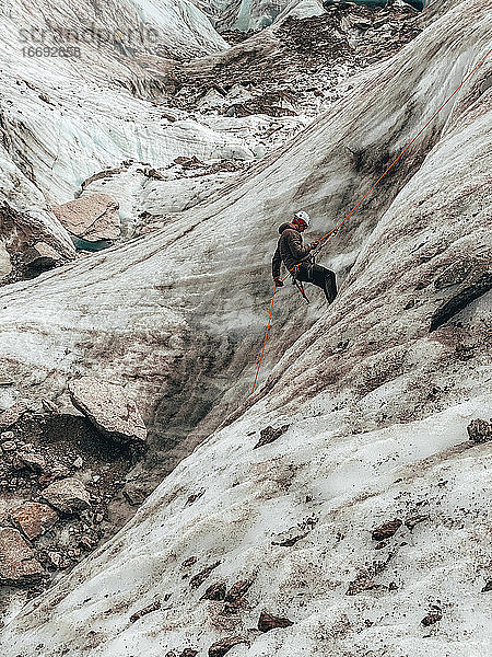 Bergsteiger beim Abseilen in Gletscherspalten auf dem Mer de Glace-Gletscher in Chamonix