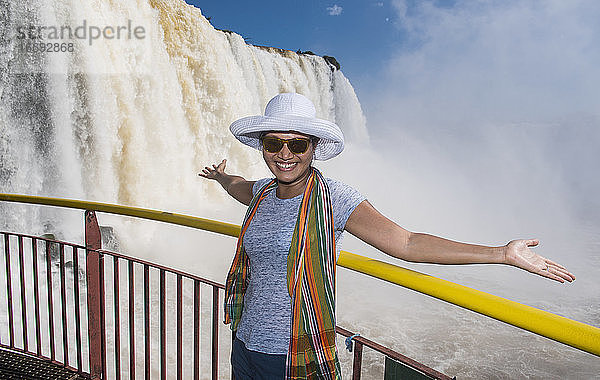 Frau vor den Iguacu-Wasserfällen in Brasilien