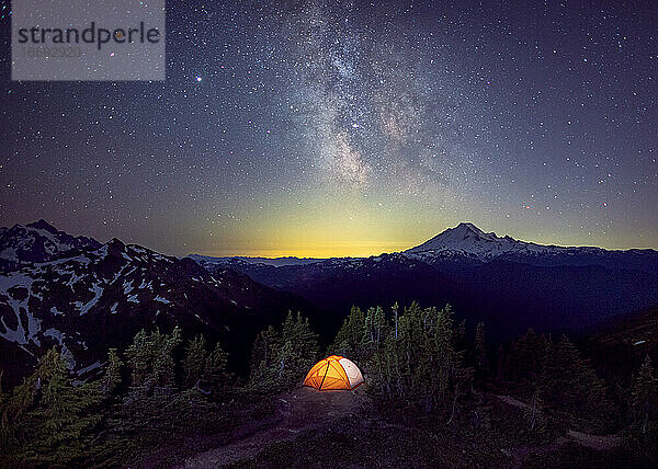 Ein Zelt steht unter der Milchstraße auf dem Gipfel eines Berges  Washington  USA