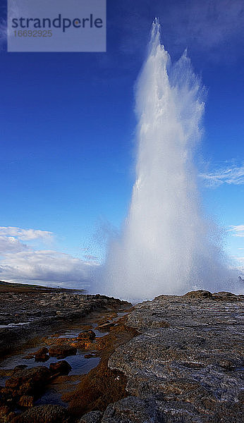 die heiße Quelle Strokkur Geysir in Island
