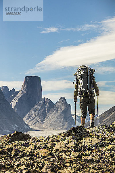 Rucksacktourist beim Wandern über einen hohen Bergkamm  Akshayak Pass