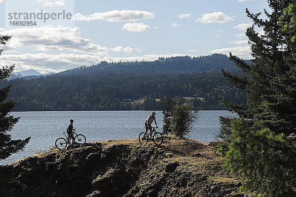 Ein junges Paar genießt den Blick auf den Columbia River beim Radfahren in OR.