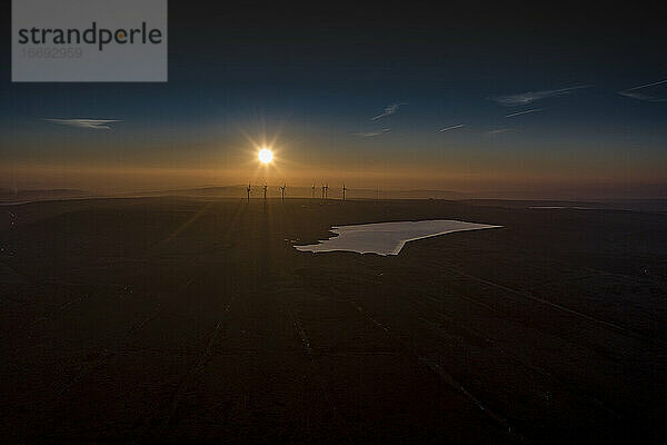 Sonnenaufgang über einem Windpark in den Hügeln von Yorkshire