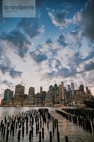 Skyline von New York City in der Abenddämmerung mit Gewitterwolken.