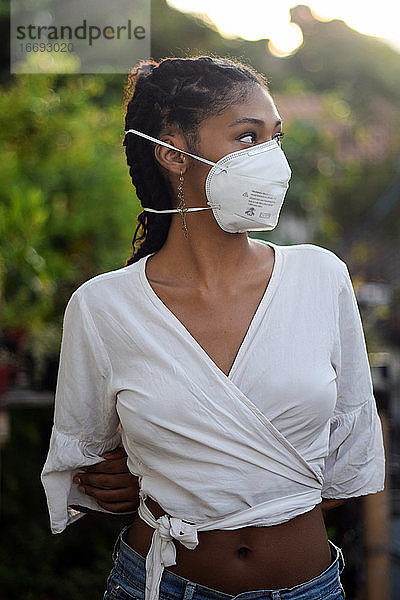 Junge schwarze Frau mit Gesichtsmaske