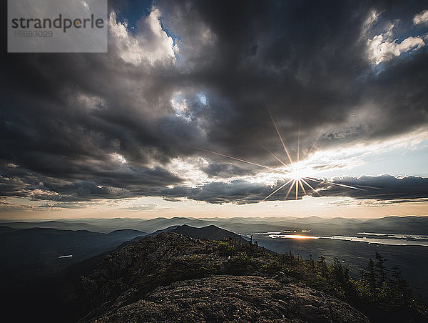 Sonnenuntergang über dem Appalachian Trail und den Bergen und Seen von Maine