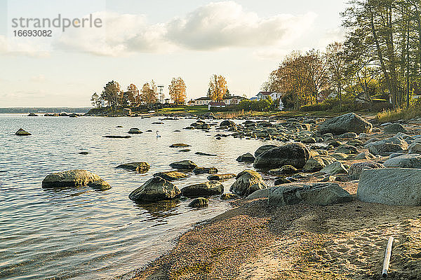 Der Strand der Ostsee beim Fischerdorf Kasmu mit den riesigen Felsen