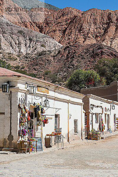 kleine Straße in dem Dorf Purmamarca in Argentinien