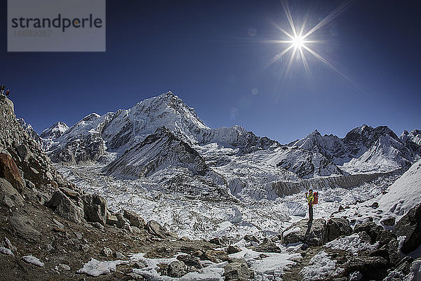 Ein Wanderer macht eine Fotopause auf dem Weg zum Everest Base Camp  Nepal.