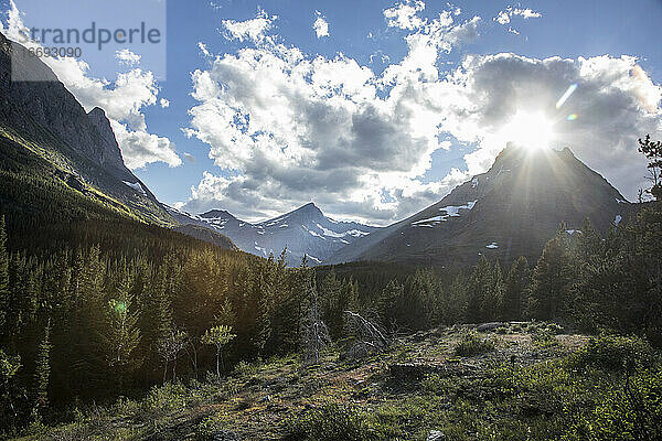 Untergehende Sonne am Abgrund im Glacier NP