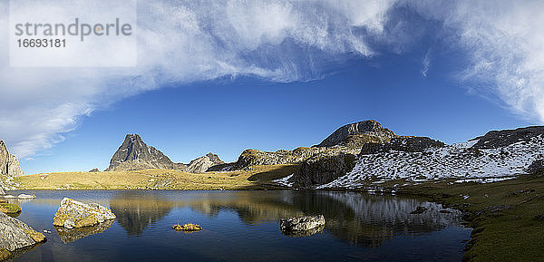 Der Gipfel des Midi Dossau spiegelt sich im See von Casterau. Gebiet der Ayous-Seen im Ossau-Tal  Pyrenäen in Frankreich.