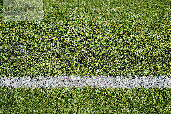 weiße Linie Fußballecke auf grünem Feld