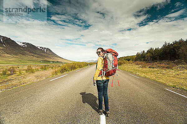 Schöne Backpacker-Touristin in Island