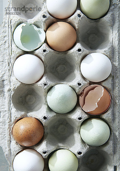 Karton mit Bio-Eiern aus Freilandhaltung Vogelperspektive
