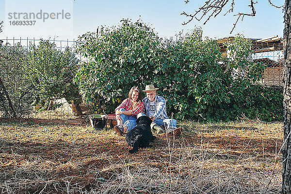 Ein junges Paar macht eine Pause von der Arbeit auf dem Lande