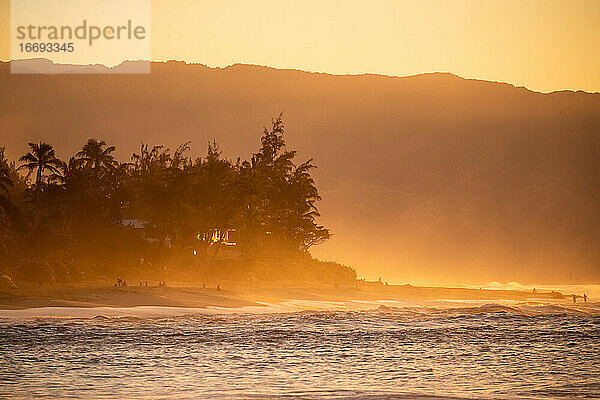 Dunstige Sonnenuntergangslandschaft an der Nordküste von Oahu  Hawaii